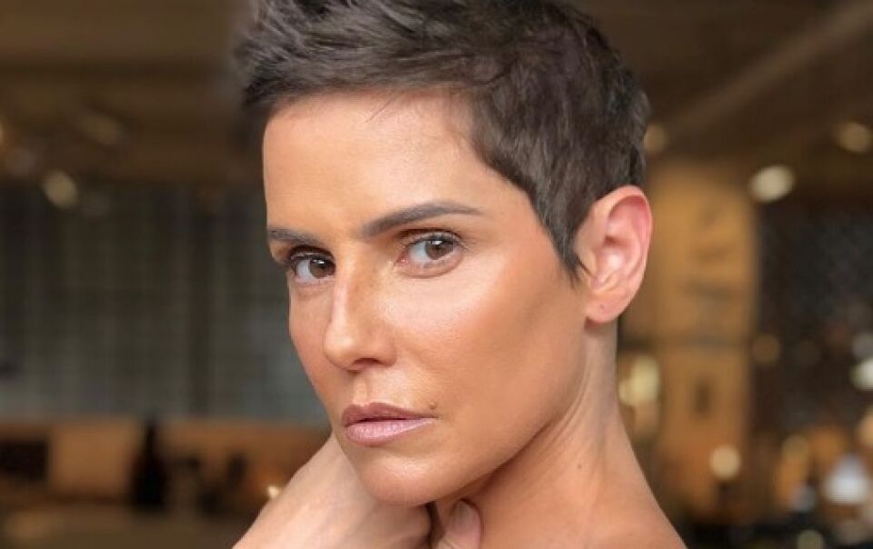 Após surto de personagem, Deborah Secco aparece de cabelo curtinho