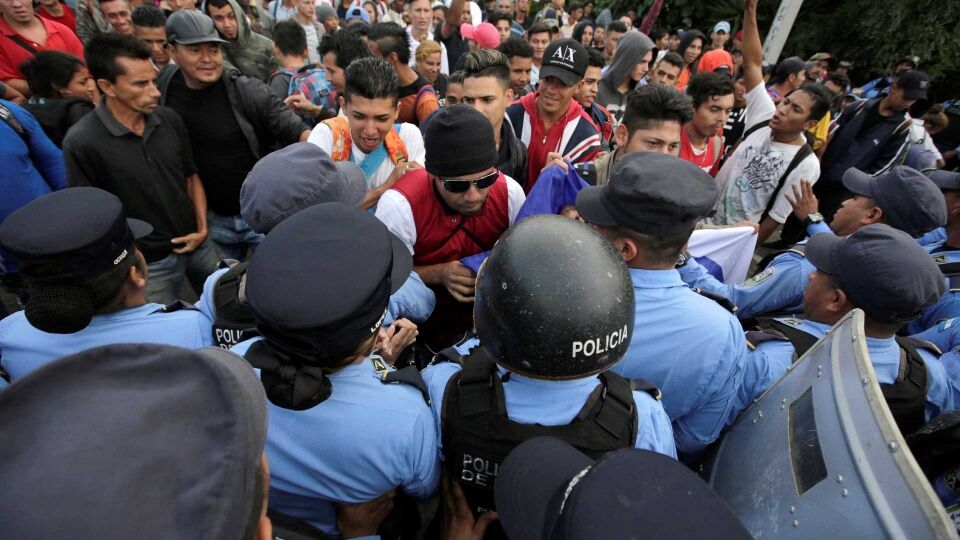 Caravana de imigrantes da América Central retoma jornada para os EUA