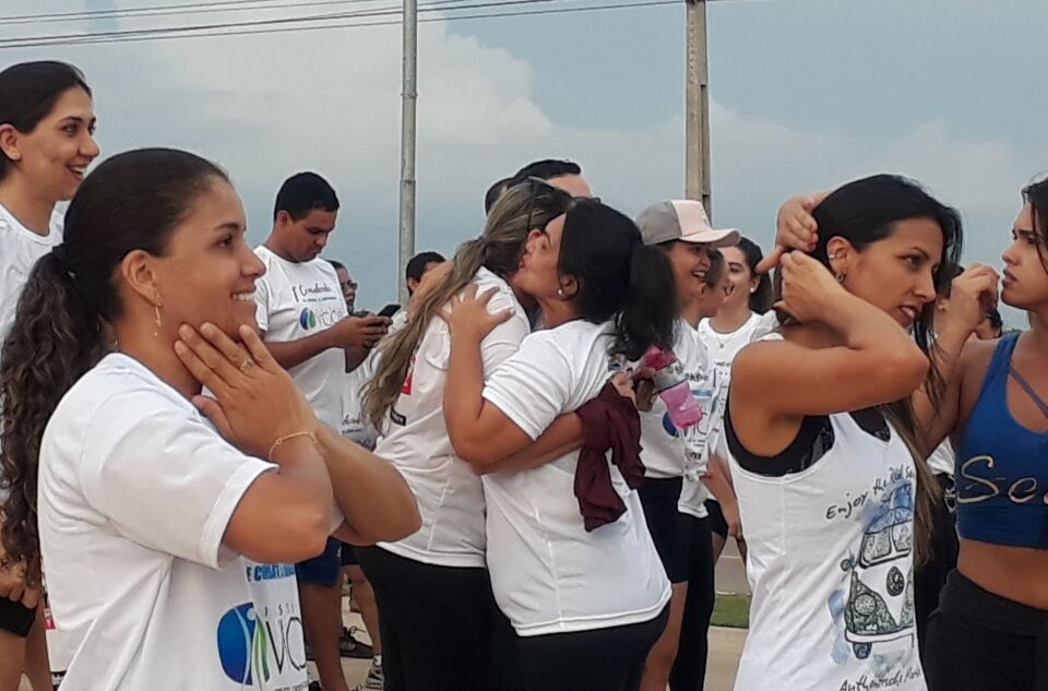 Centenas de pessoas dançaram, cantaram e andaram na 1ª caminhada de combate à obesidade.