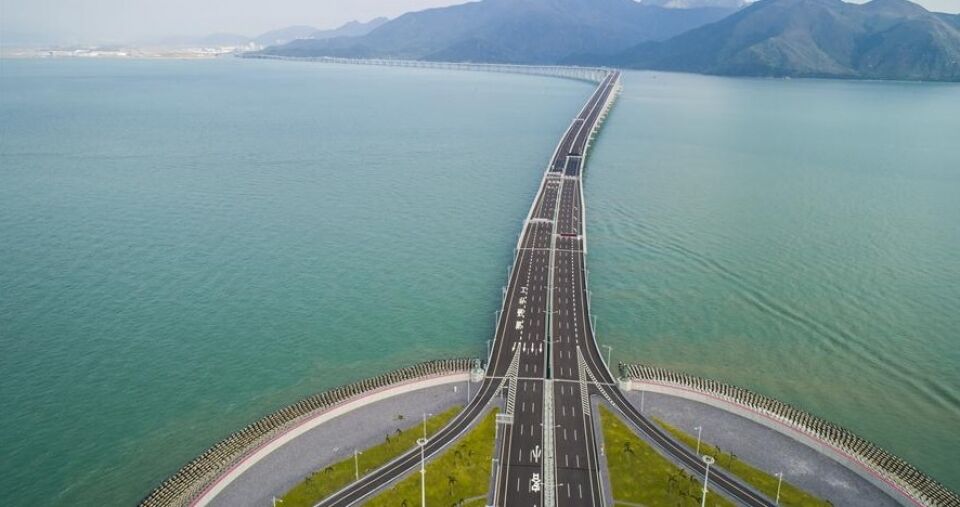China inaugura ponte de 55 quilômetros no mar