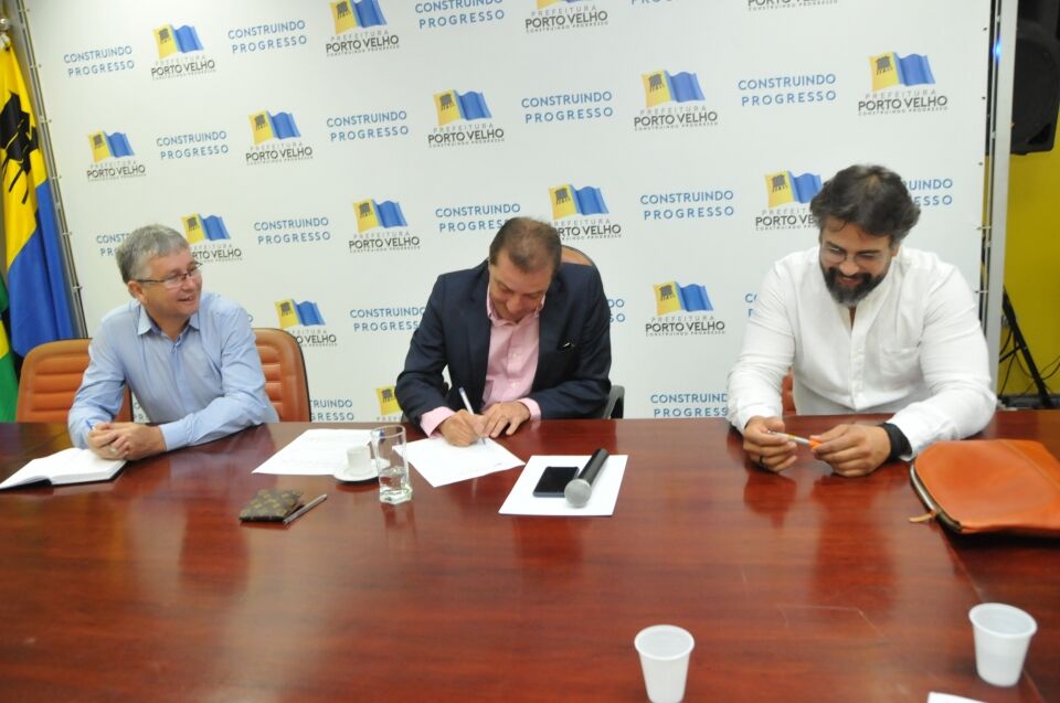 Hildon Chaves firma compromisso de apoiar a Acuda com recursos