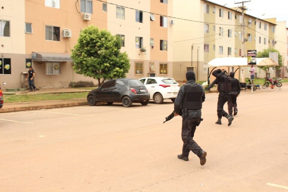 Polícia faz operação em condomínio popular contra tráfico e roubo em Porto Velho