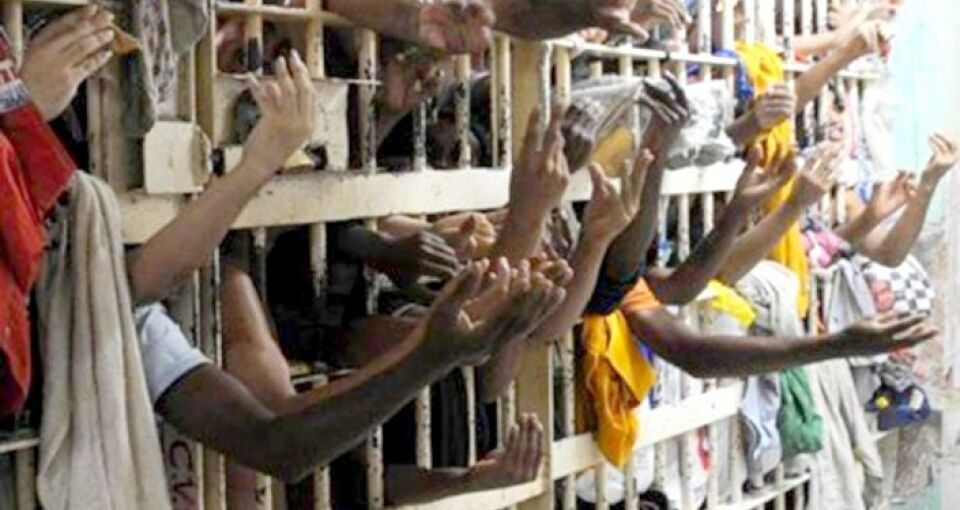 Pena alternativa e tornozeleiras evitariam população de 1,4 milhão de detentos até 2025