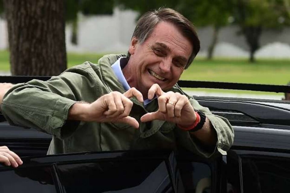 Escoltado pelo Exército, Jair Bolsonaro vota no Rio