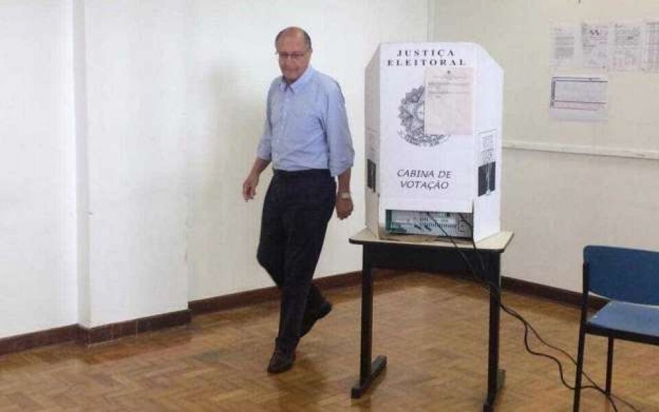 Alckmin vota em São Paulo e evita declarar apoio
