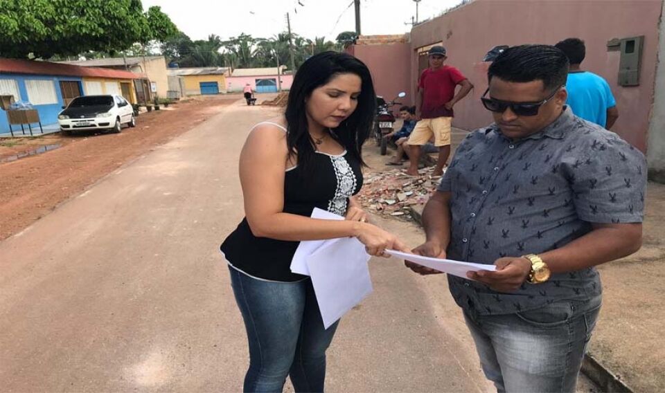Cristiane Lopes fiscaliza rua que foi asfaltada pela metade na zona Leste