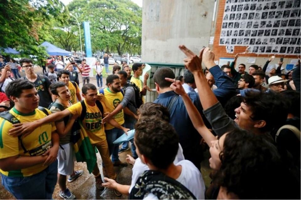 Esquerdistas agridem e expulsam estudantes pró-Bolsonaro da Universidade de Brasília