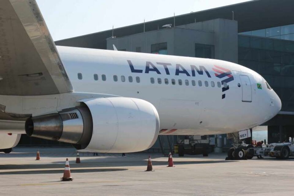Avião da Latam tem nariz e para-brisa destruído por granizo em voo