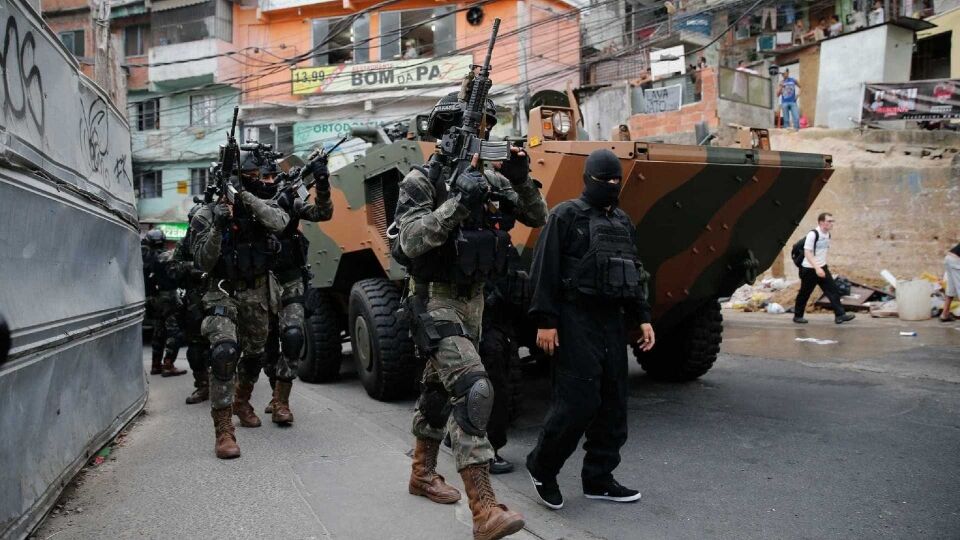 Witzel e Flávio Bolsonaro vão a Israel para comprar drone que atira