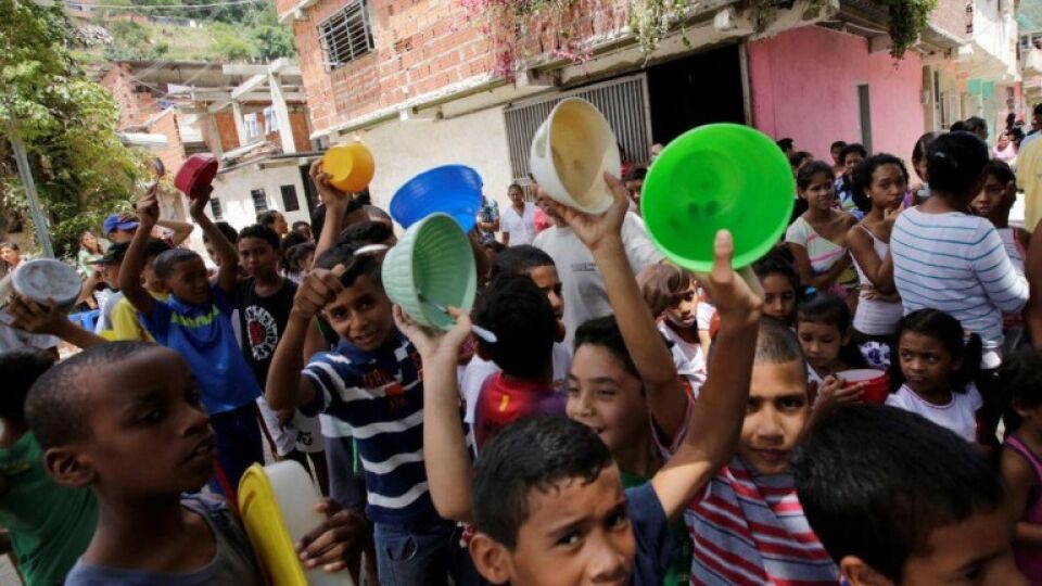 Criminosos utilizam comida para recrutar crianças na Venezuela