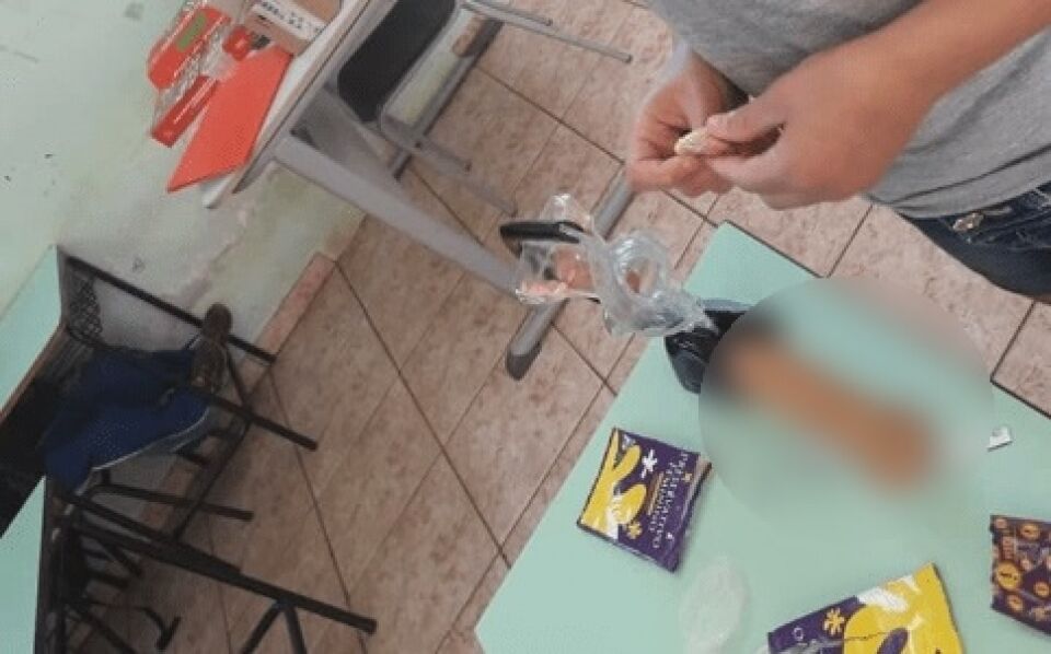 Professora ensina crianças de 9 anos a colocar preservativos em pênis de borracha