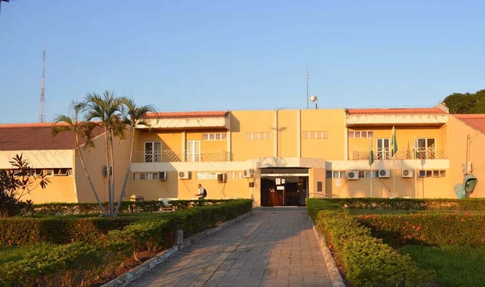 Bandidos levaram revólveres, espingardas, garruchas, munição e coletes de Fórum Criminal em Ariquemes