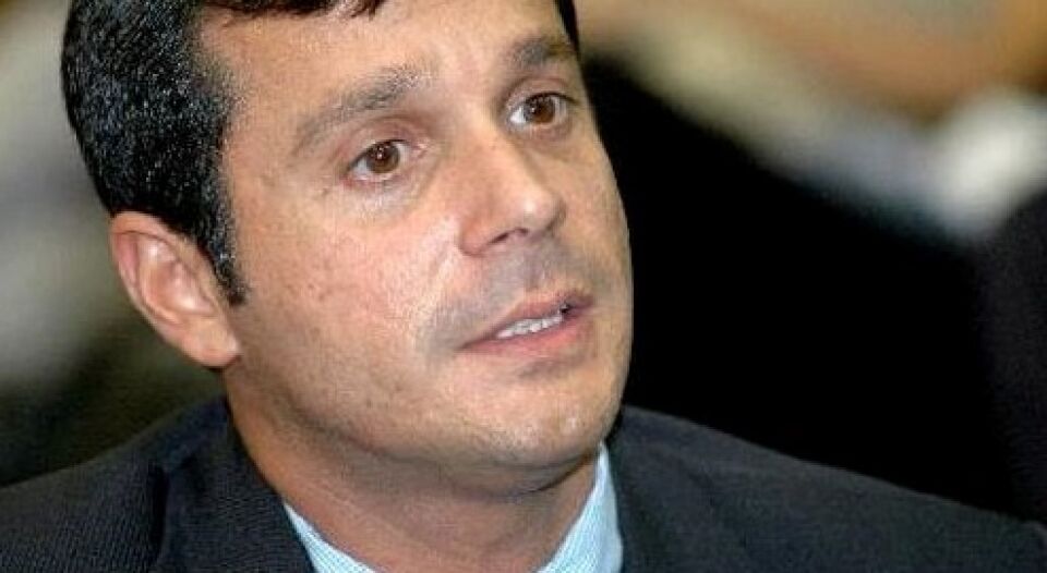 Deputado devolve 2 milhões e 300 mil Reais. Se todos fizerem o mesmo será 1 bilhão e 200 milhões