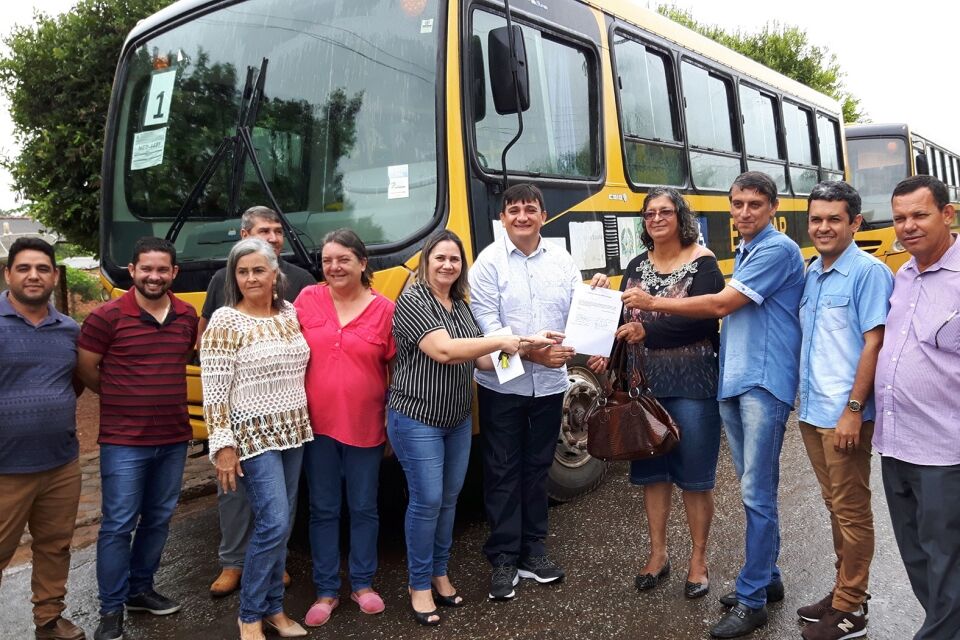 Cleiton Roque intercede e três ônibus escolares são entregues para São Felipe do Oeste