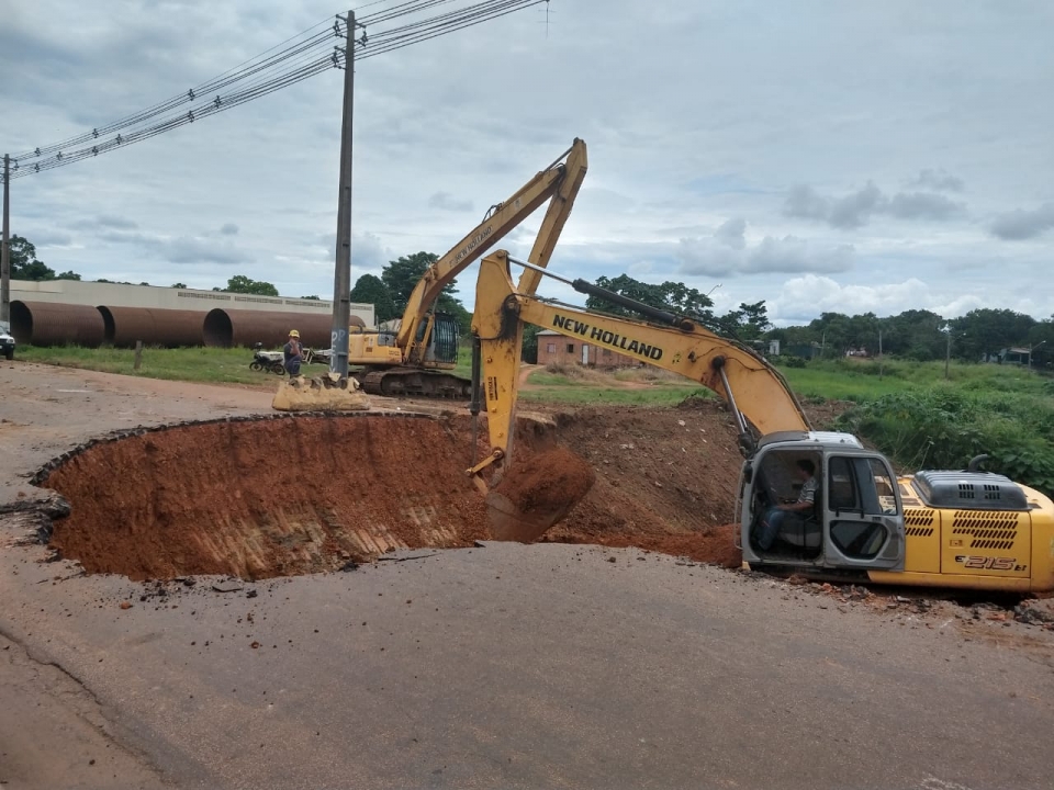 Avenida está interditada parcialmente para execução de obras