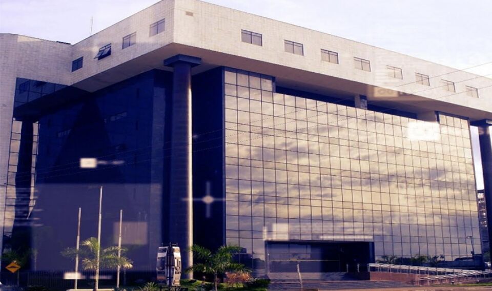 Liminar suspende os efeitos da Emenda Constitucional que fixa horário único de servidores