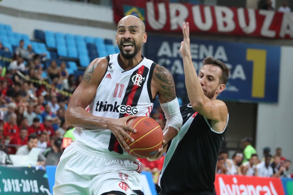 Marquinhos chega aos seis mil pontos, e Flamengo massacra o Vasco pelo NBB