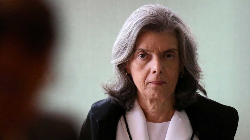 Cármen Lúcia diz sofrer preconceito por ser mulher e juíza rebate