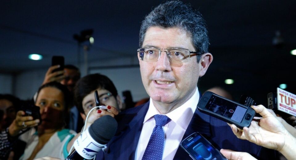 “Se não abrir a caixa preta do BNDES, está fora”, diz Bolsonaro sobre Levy