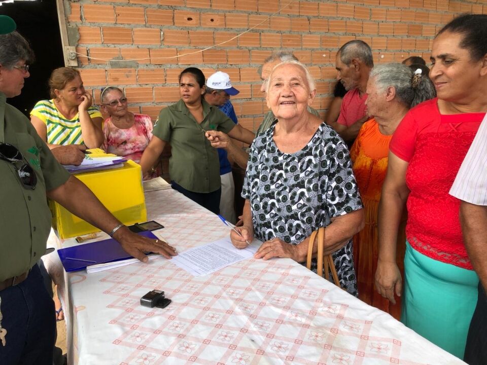 Famílias assentadas recebem títulos da reforma agrária em Seringueiras