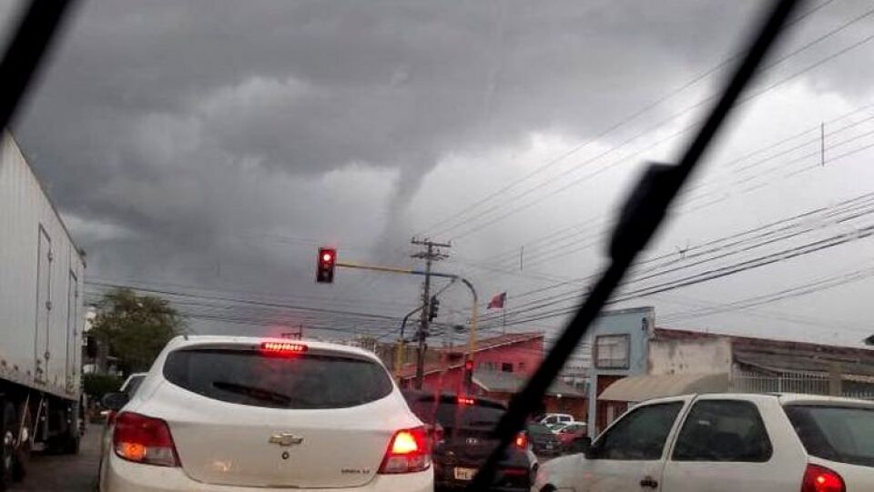 CÉU REVOLTO: Internauta registra "Tromba D'Água" de agora a pouco na capital