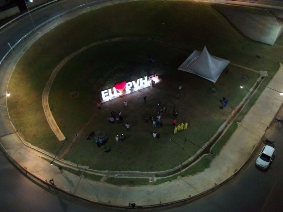 Letreiro 'Eu Amo PVH' fica sem iluminação após furto nas instalações