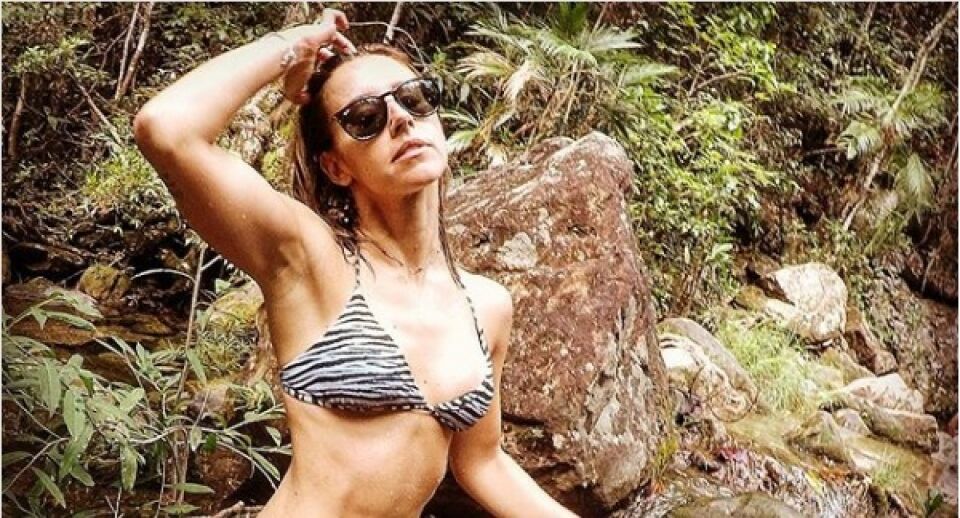 Cris Dias exibe boa forma de biquíni e a web elogia: 'Desenho de Deus'