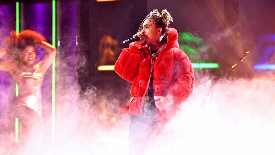 Rapper passa mal após bombas de gás lacrimogêneo serem lançadas em show