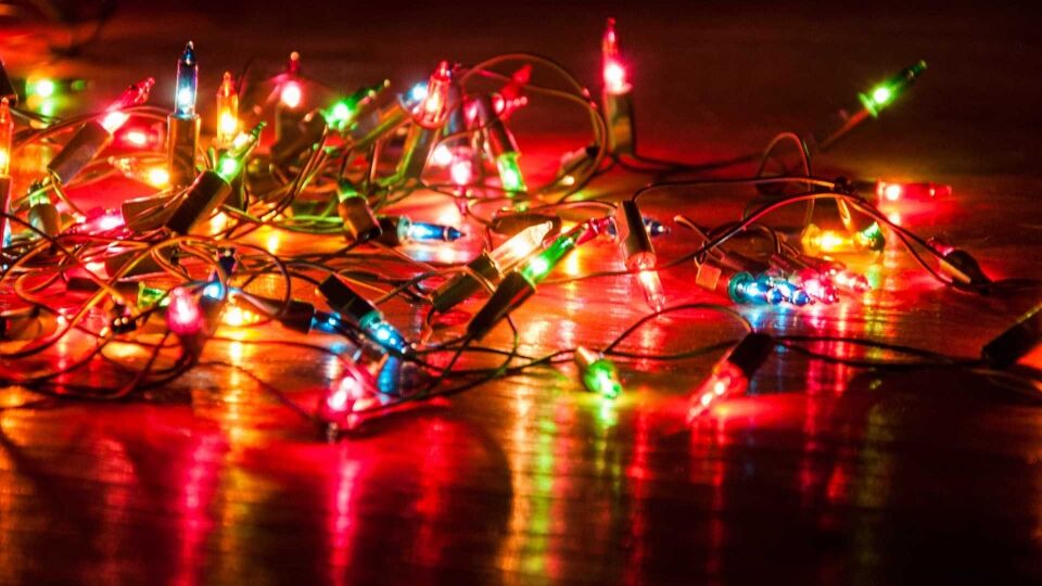 Oito dicas para fazer a decoração de Natal com economia e segurança