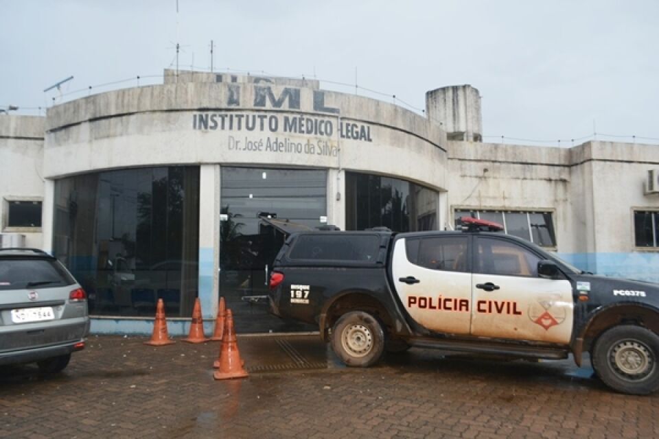Homem é morto e mulher é socorrida em estado grave após serem baleados em casa