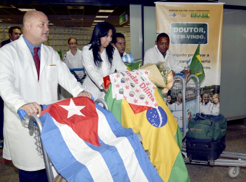 Médicos cubanos começam a sair do Brasil nesta 5ª feira