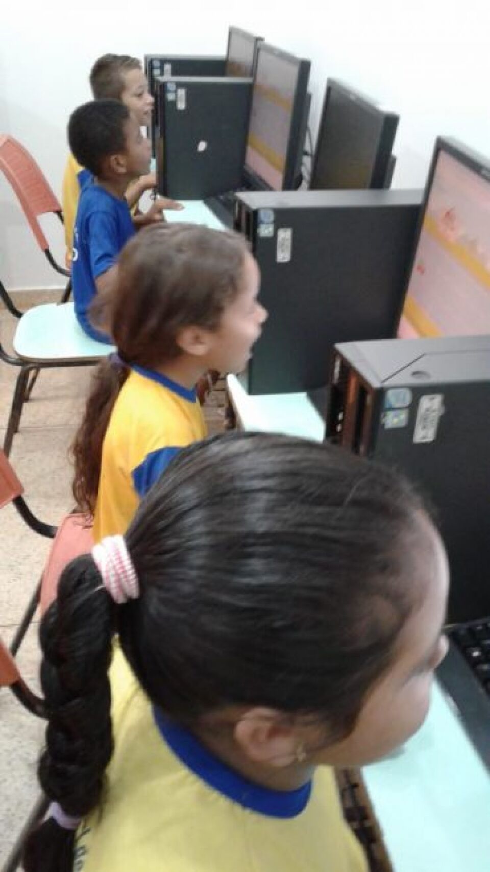 Alunos da Escola Municipal Flamboyant, em Porto Velho, recebem computadores doados pela Sefin