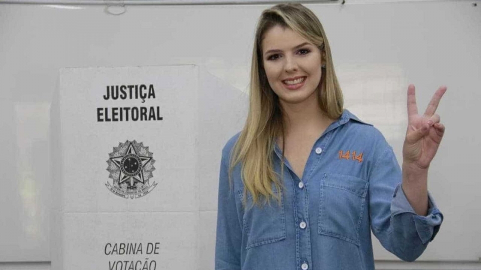 DEPUTADA MAIS JOVEM DO PAÍS TEM 22 ANOS E QUER CONGRESSO MUNICIPALISTA