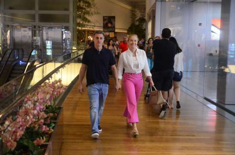 Sem os filhos, Angélica e Luciano Huck curtem programa de casal no Rio. Fotos!