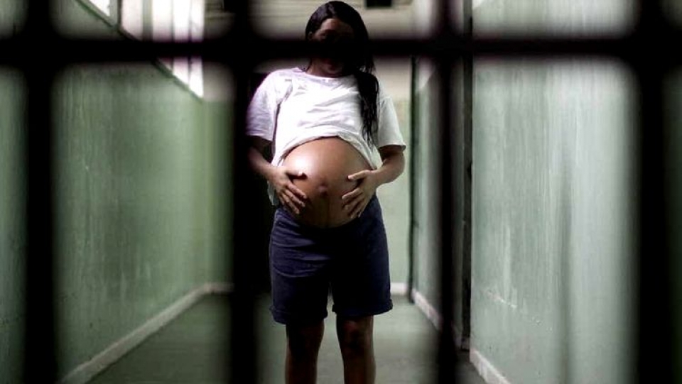 LEI: Câmara aprova prisão domiciliar para gestantes e mães