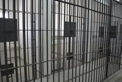 Avó é presa ao tentar entregar celulares para neto em presídio de RO
