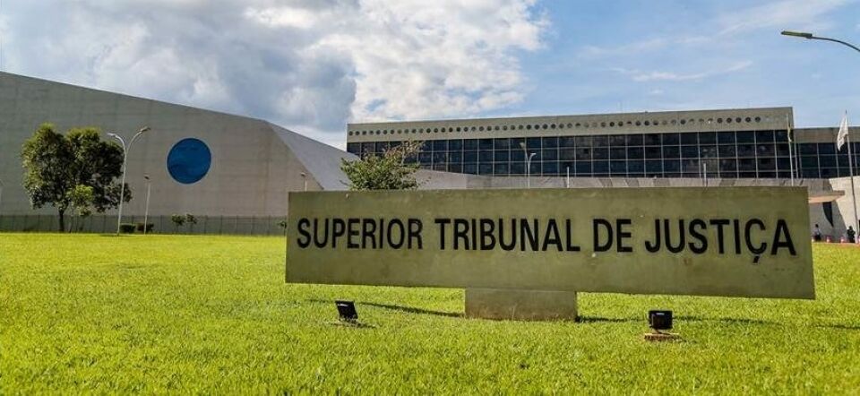 STJ impede penhora de parte do salário de fiadores para quitar dívida de aluguel