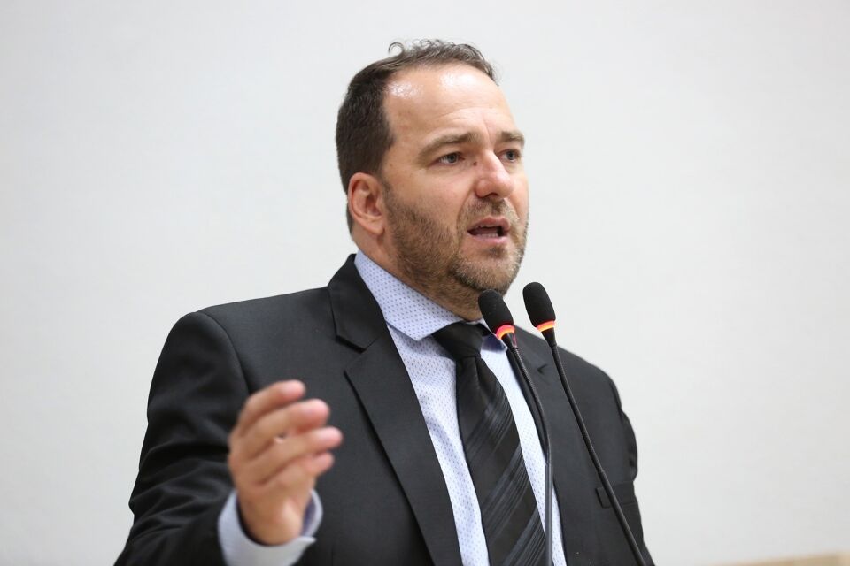 Alex Redano requer Voto de Louvor a cidadãos que contribuíram para o crescimento do Estado