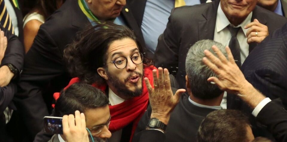 Jean Wyllys usa recursos de cota parlamentar para alugar carro blindado