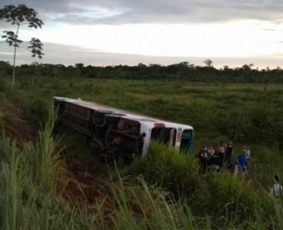 Ônibus que transportava acadêmicos tomba em ribanceira na BR-364