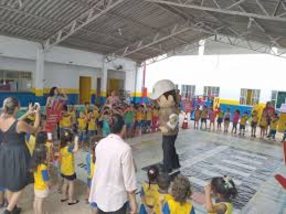 Agentes levam educação para o trânsito aos alunos da Escola Semente do Araçá