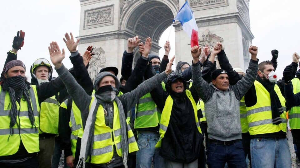 Governo francês suspende reajuste de combustíveis por seis meses