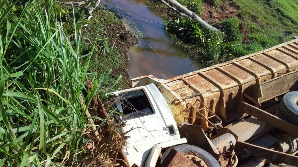 Caminhão cai dentro de rio após ponte ceder em Governador Jorge Teixeira, RO