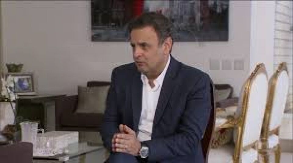 Polícia Federal cumpre mandados de busca e apreensão na casa de Aécio Neves