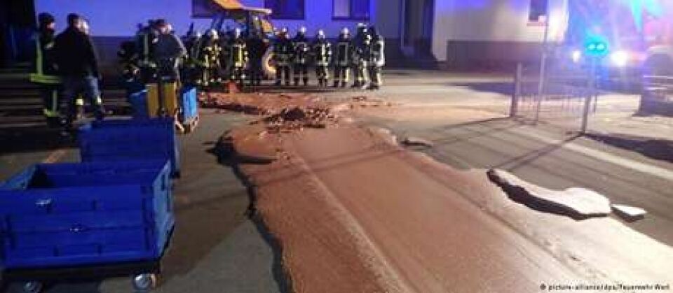 Chocolate vaza em fábrica alemã e inunda rua