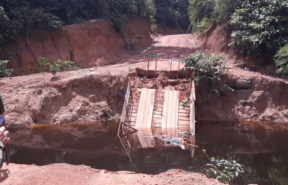 Fiscais e policiais são resgatados de floresta após destruição de pontes em RO