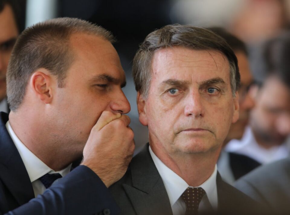 Bolsonaro contraria filho e descarta pena de morte