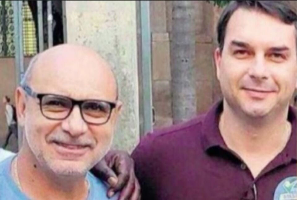 Ex-assessor de Flávio Bolsonaro depõe hoje ao MP e já sabe o que vai responder