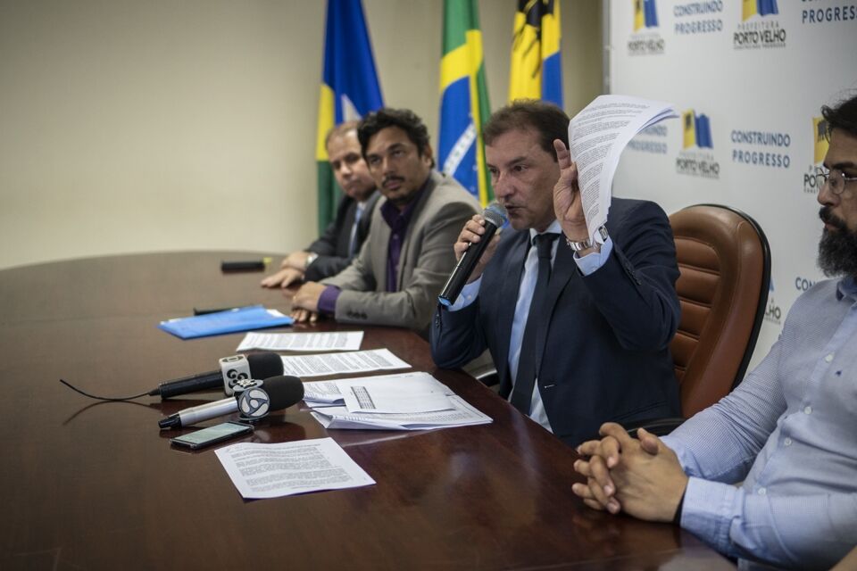 Prefeito concede entrevista e esclarece pontos investigados pela Polícia Civil