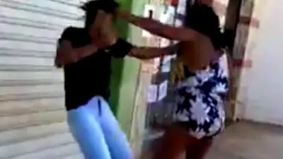 ESCANDALOSAS: Mulheres são flagradas pela PM brigando no meio da rua após destruição em bar